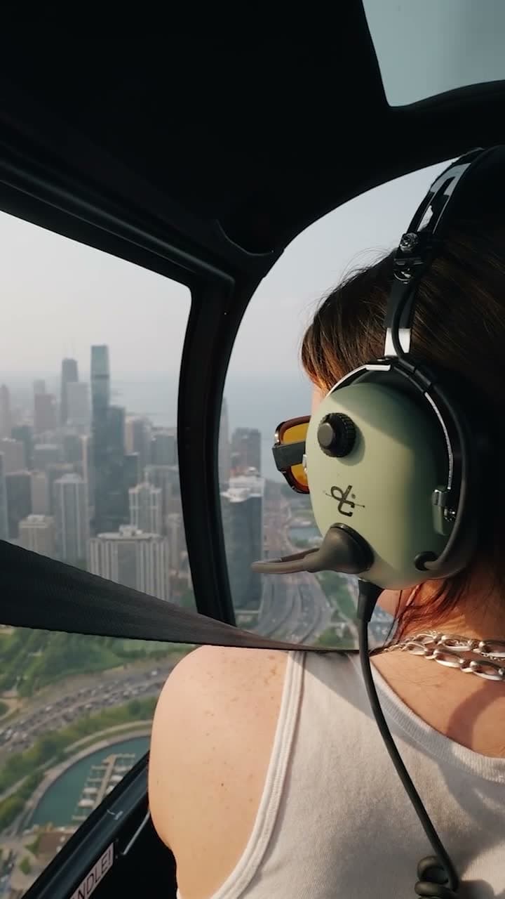 Piloto con cascos mirando por la ventanilla